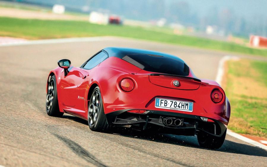  Alfa Romeo 4C Club Italia (960) 2015 года  (фото 2 из 4)